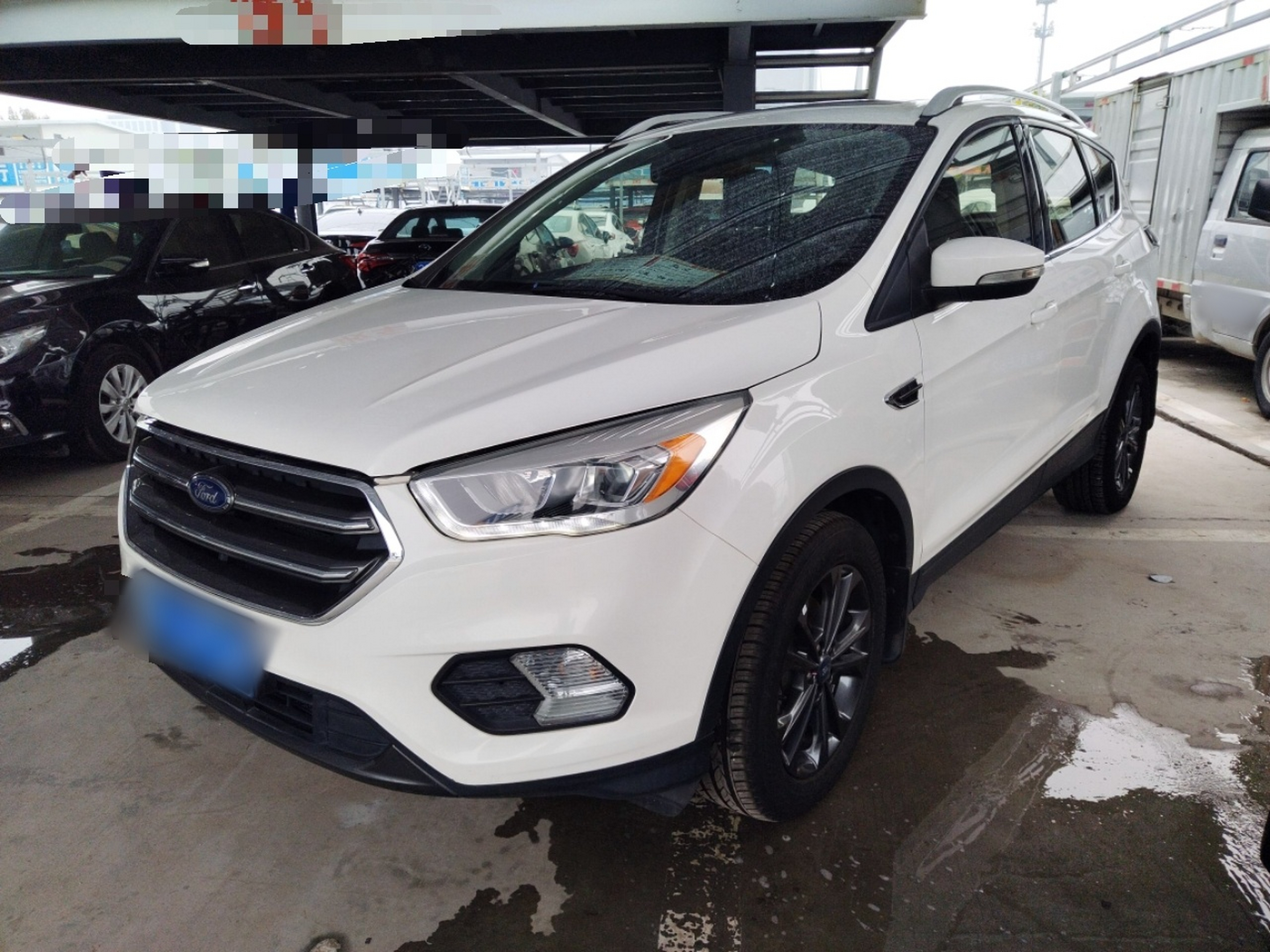 Под передней частью автомобиля