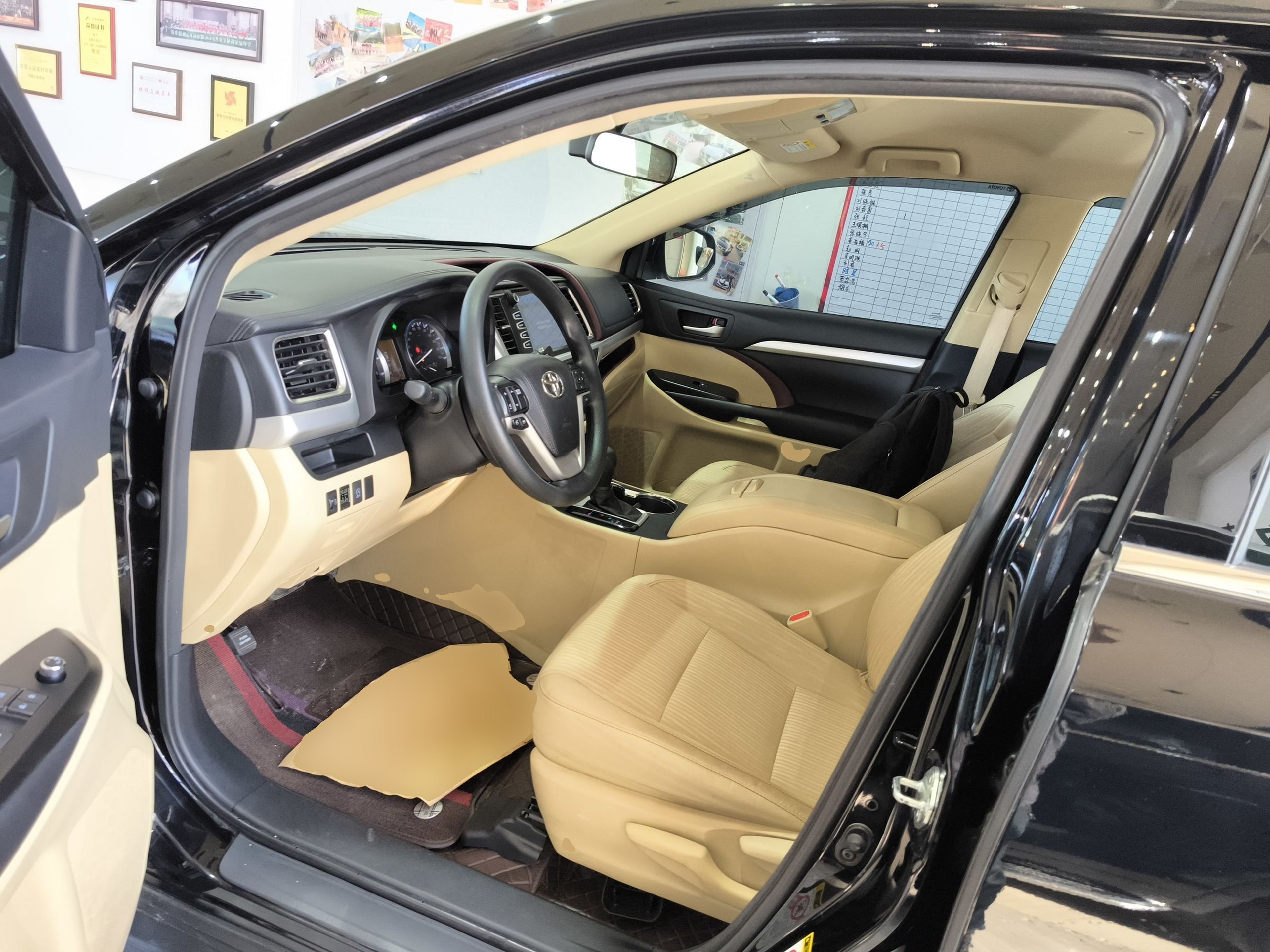 المقاعد الأمامية داخل السيارة