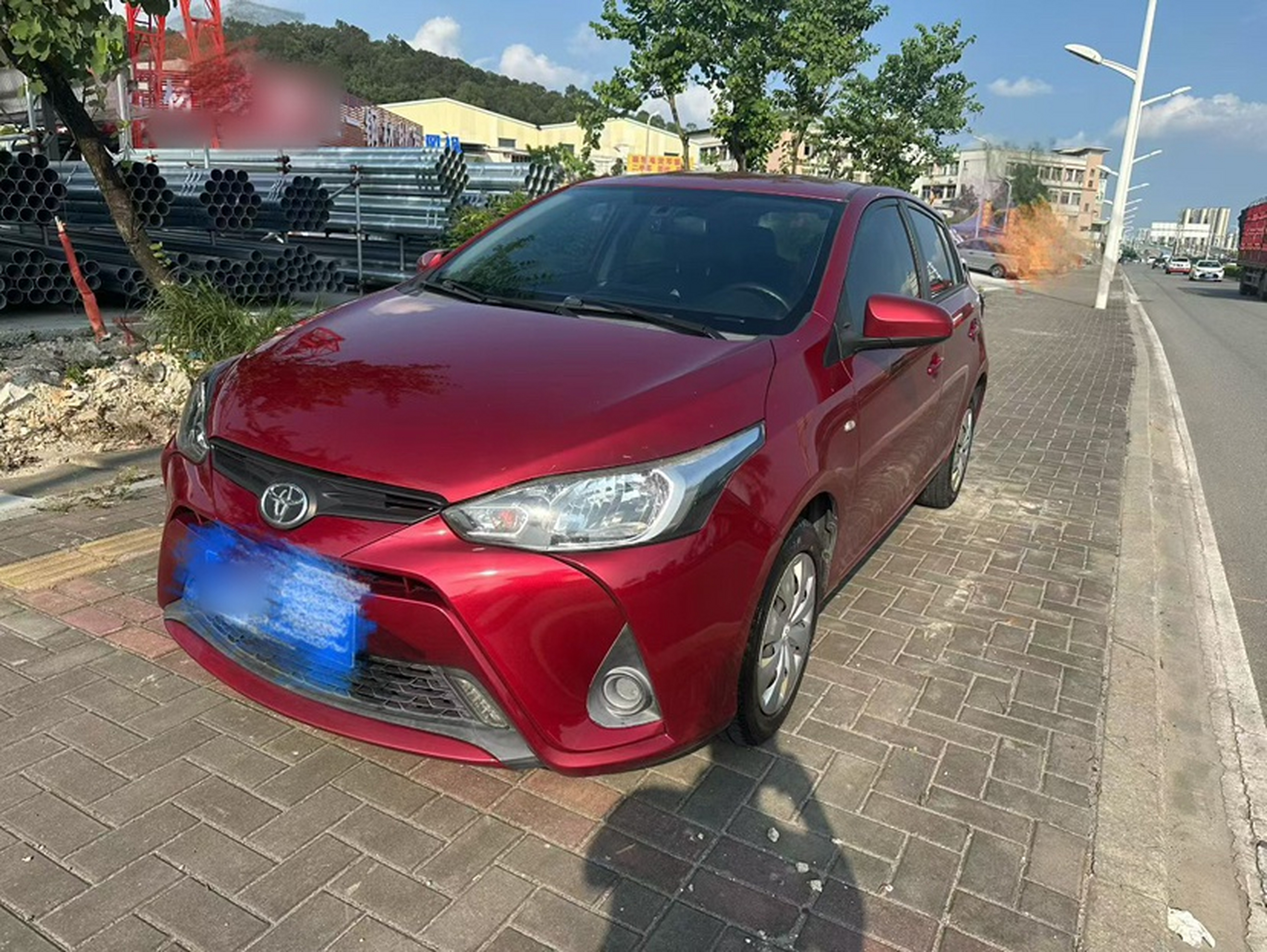 Под передней частью автомобиля