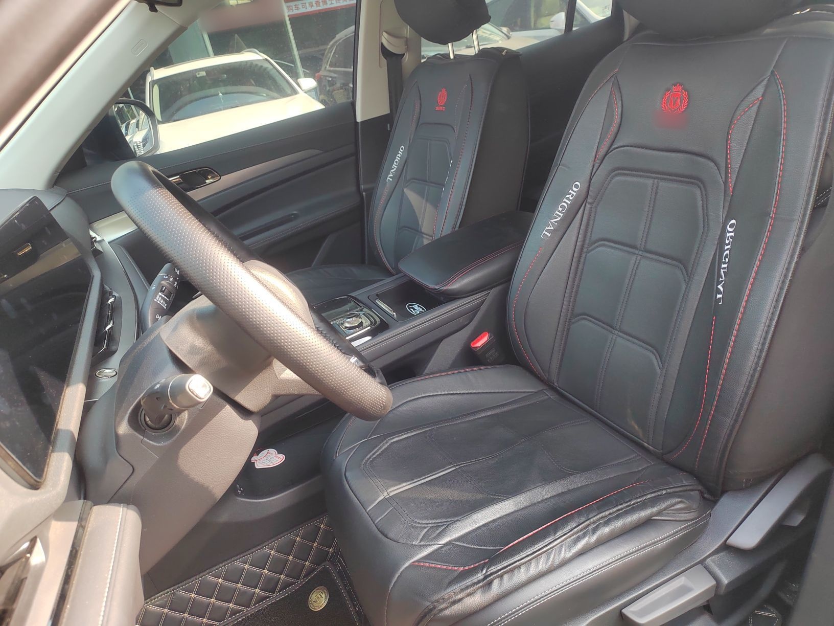 المقاعد الأمامية داخل السيارة