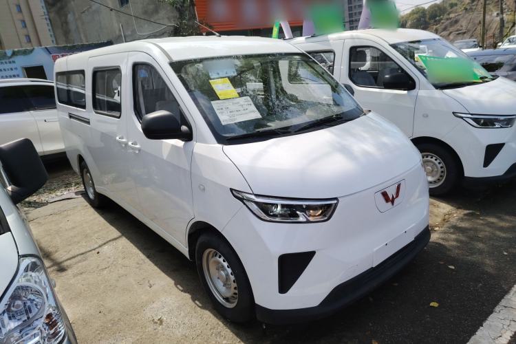 Used Wuling Yangguang 2024 300KM Comfort Version Passenger Van 75kW