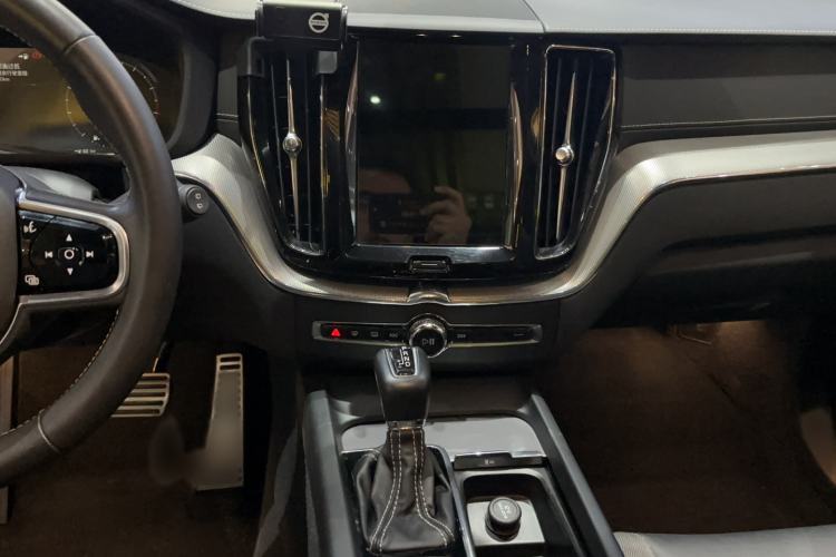 Used Volvo XC60 2021 T5 4x4 Smart & Advanced Sport Edition Audio And AC Panel