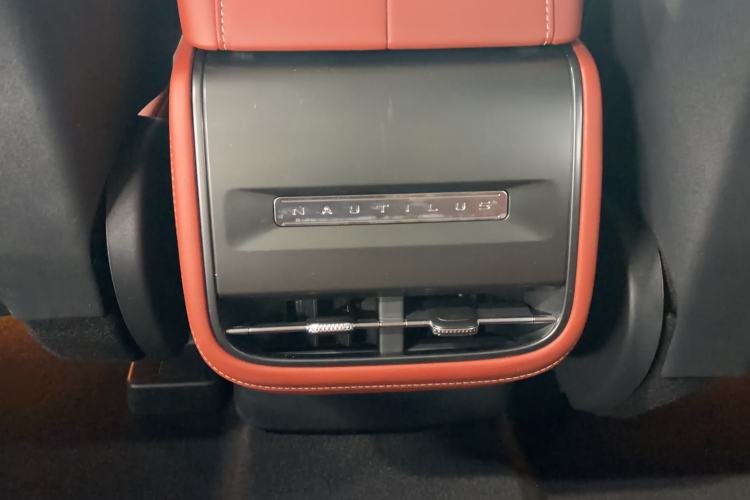 Used Lincoln Nautilus 2025 2.0T All-Wheel-Drive Luxury Hybrid Edition Interior 4