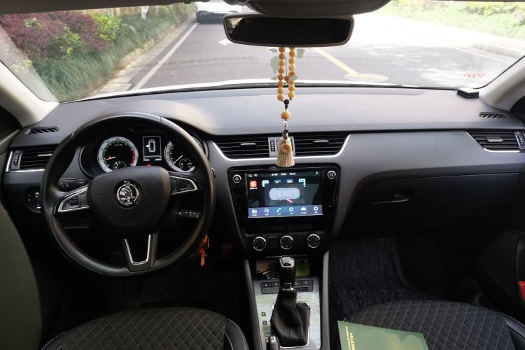 Used Skoda Octavia 2018 Station Wagon TSI230 DSG Luxury Edition Center Console