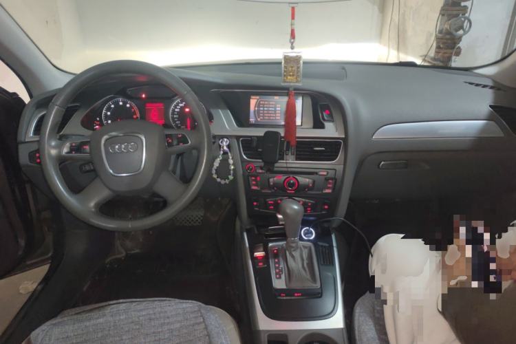 Used Audi A4L 2012 2.0 TFSI automatic standard version Center Console