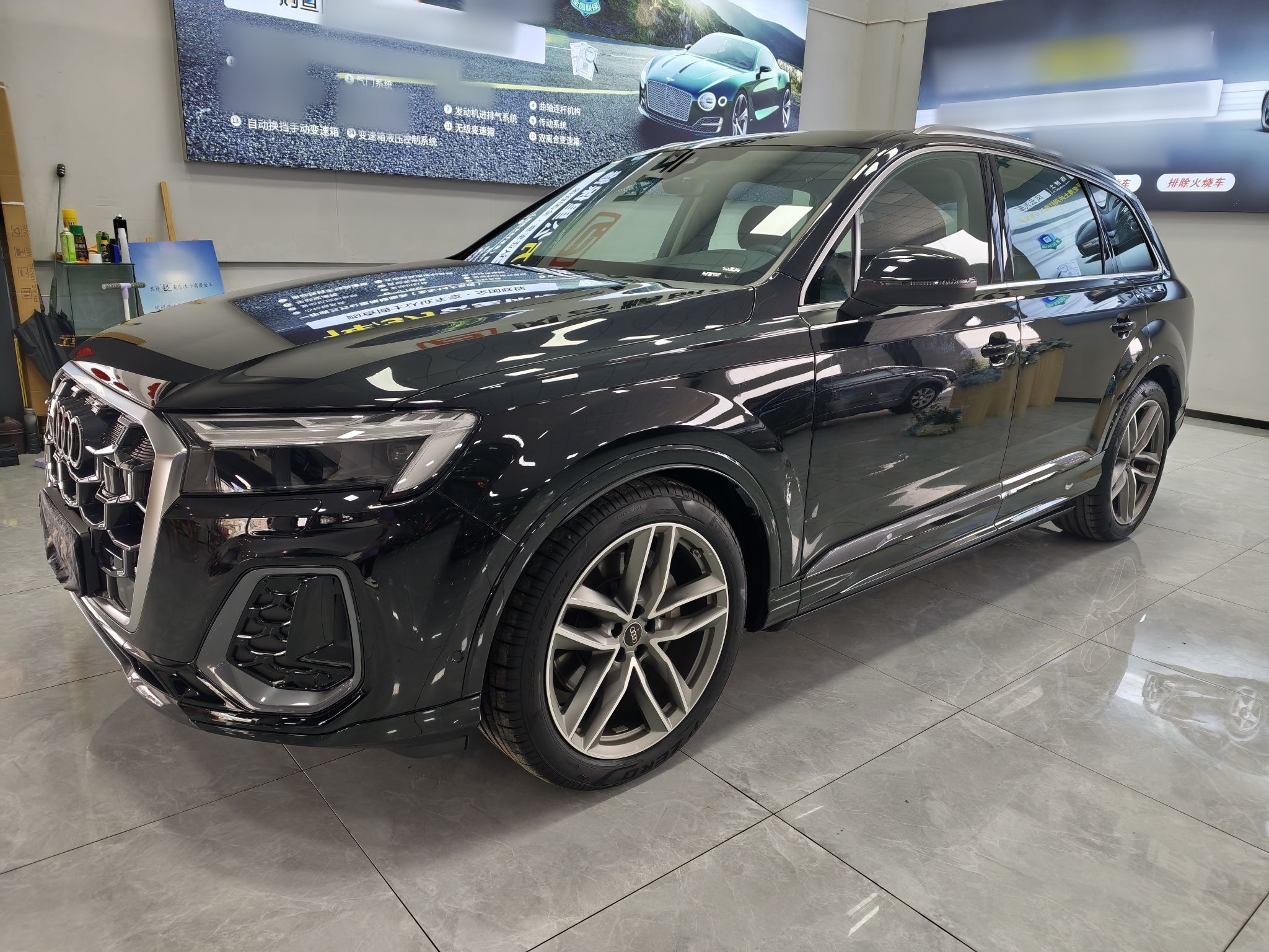 تحت مقدمة السيارة