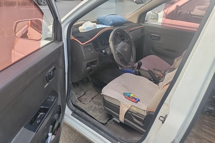 Used Wuling Rongguang V 2016 1.5L Standard Version
