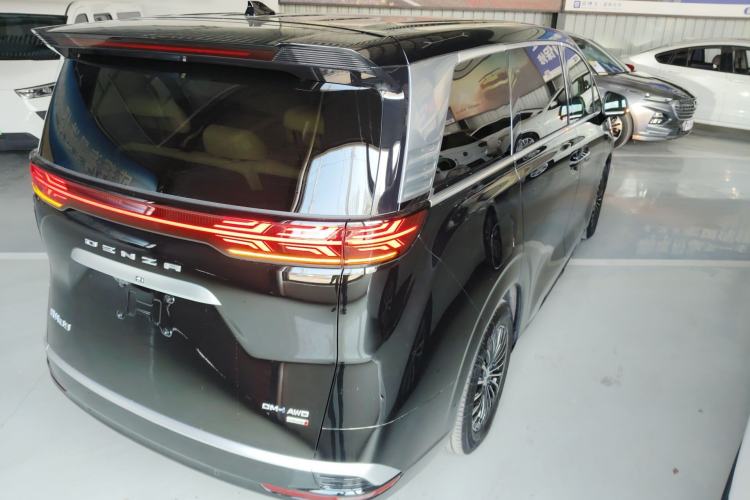 Used Denza D9 2025 DM-i Smart Drive 1020 Four-Wheel Drive Deluxe Model
