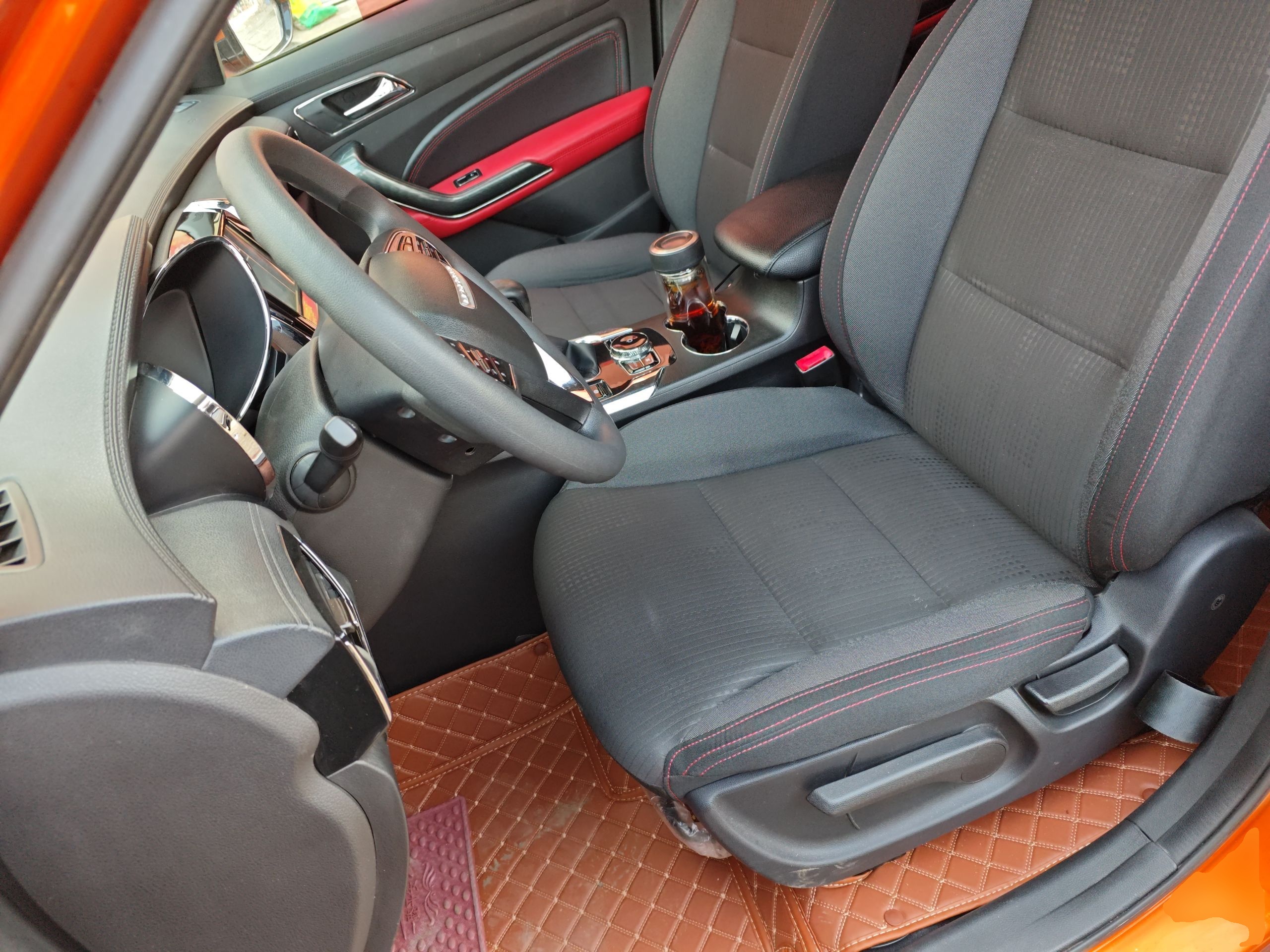 المقاعد الأمامية داخل السيارة