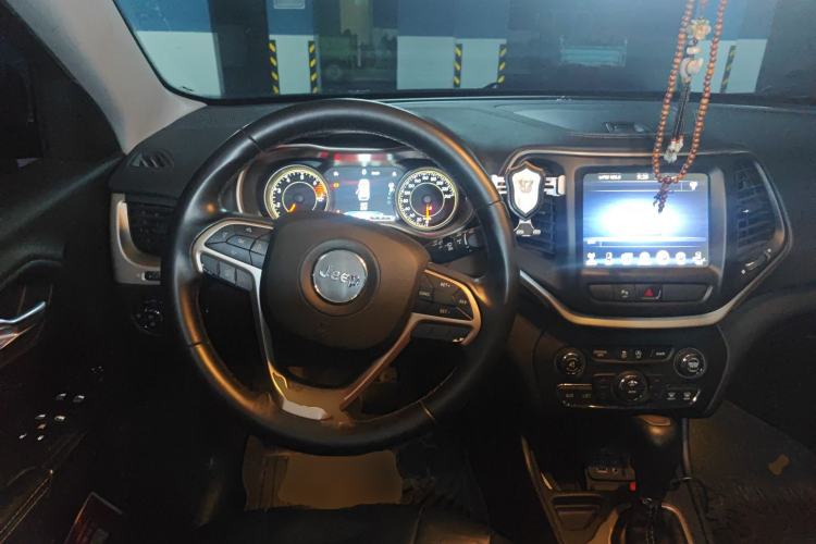 Used Jeep Cherokee 2017 2.0L Superior Edition
