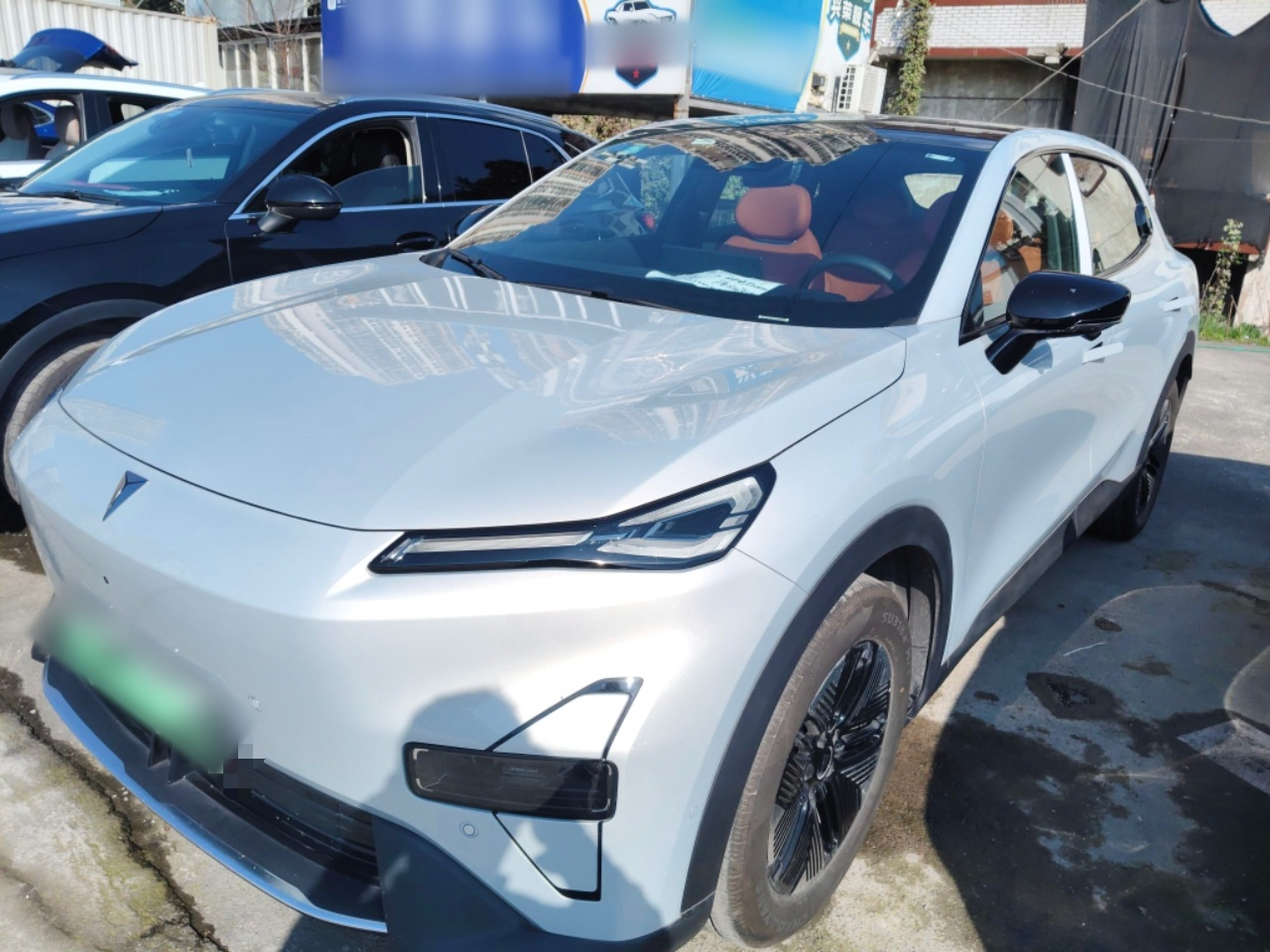 Под передней частью автомобиля