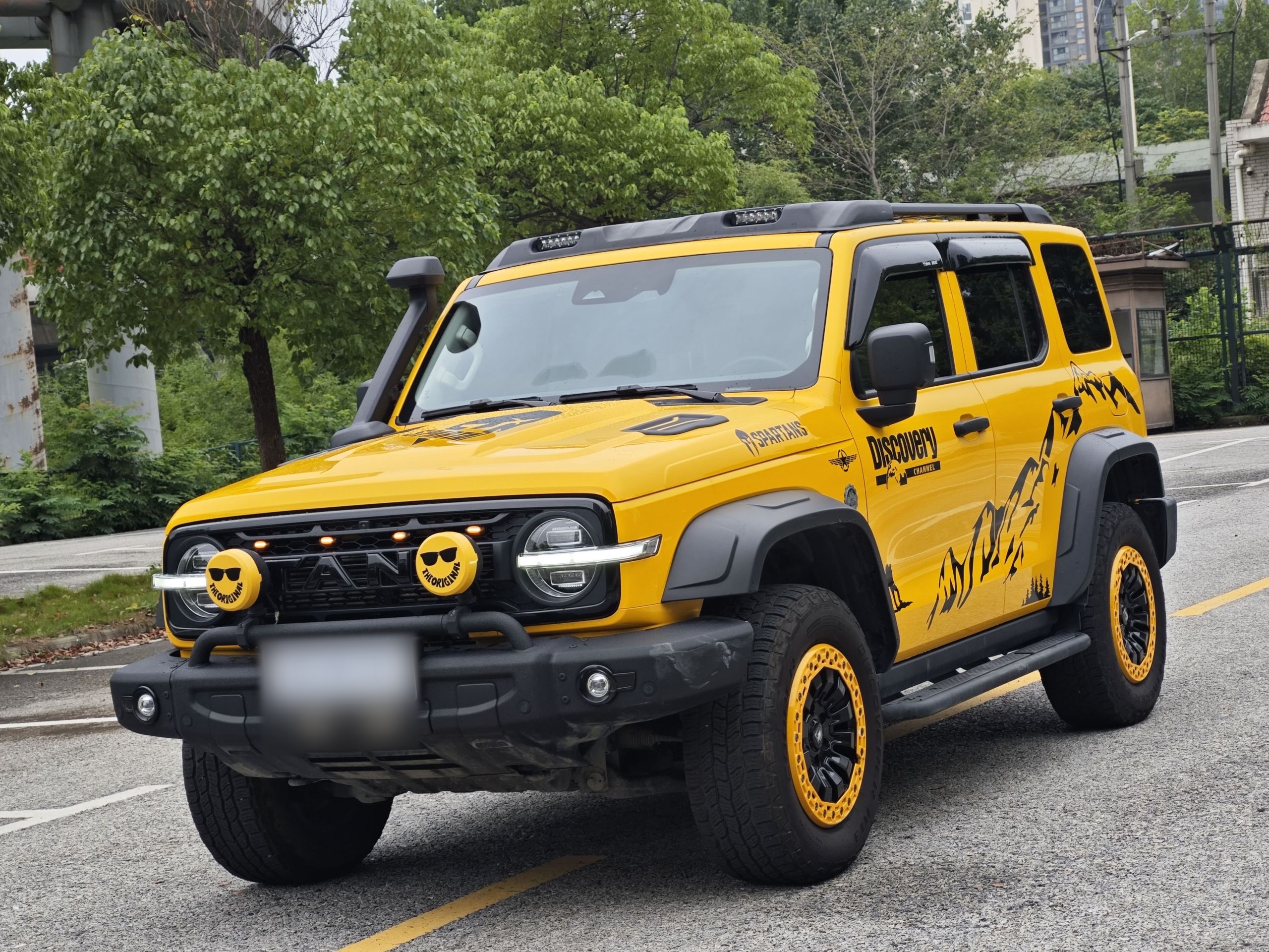 تحت مقدمة السيارة