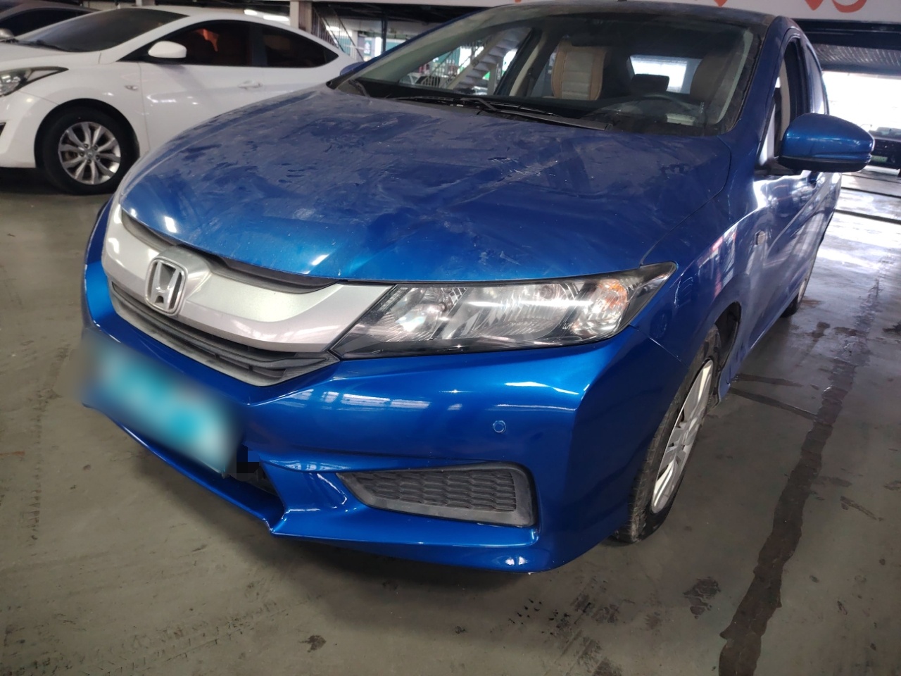 تحت مقدمة السيارة