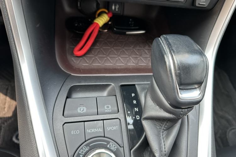 Used Toyota RAV4 2021 2.0L CVT Four-Wheel Drive Premium Edition Interior 3