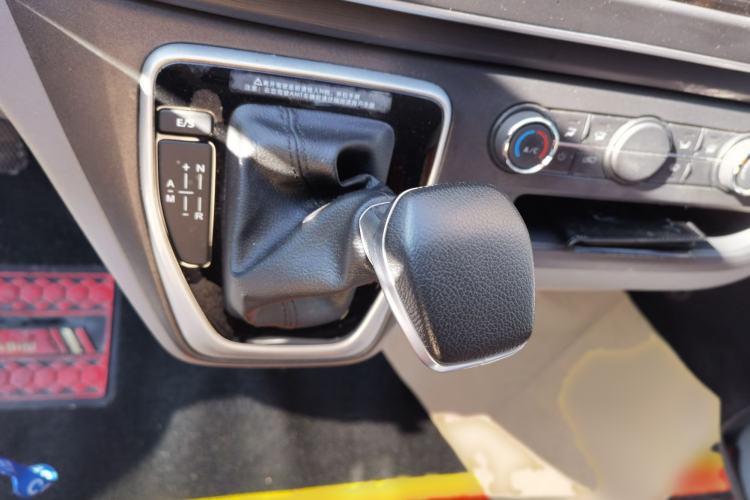 Used SAIC MAXUS Xintu V80 2023 2.0T AMT Classic Aoyuntong Short Wheelbase Ultra-Low Roof 5/6-Seater