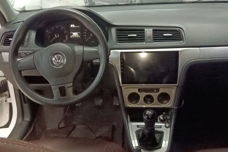 Used Volkswagen Lavida 2013 Revised Classic 1.6L Manual Fashion Edition Center Console
