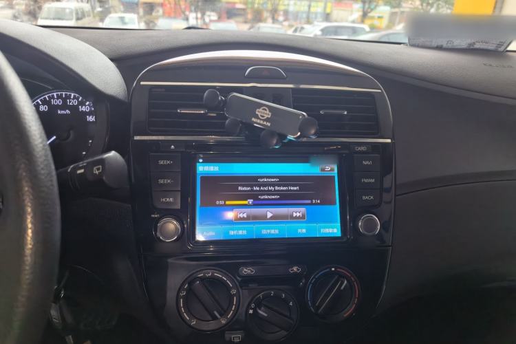 Used Nissan Tiida 2014 1.6L CVT Comfort Model Center Console