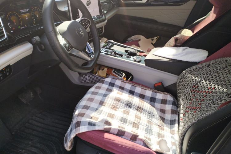 Used Volkswagen Teramont 2024 530 V6 All-Wheel-Drive Dragon Edition Left Front Seat