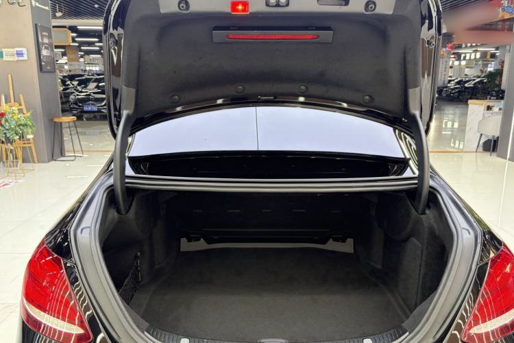 Used Mercedes-Benz E-Class 2019 Facelifted E 300 L Stylish Version Interior 6