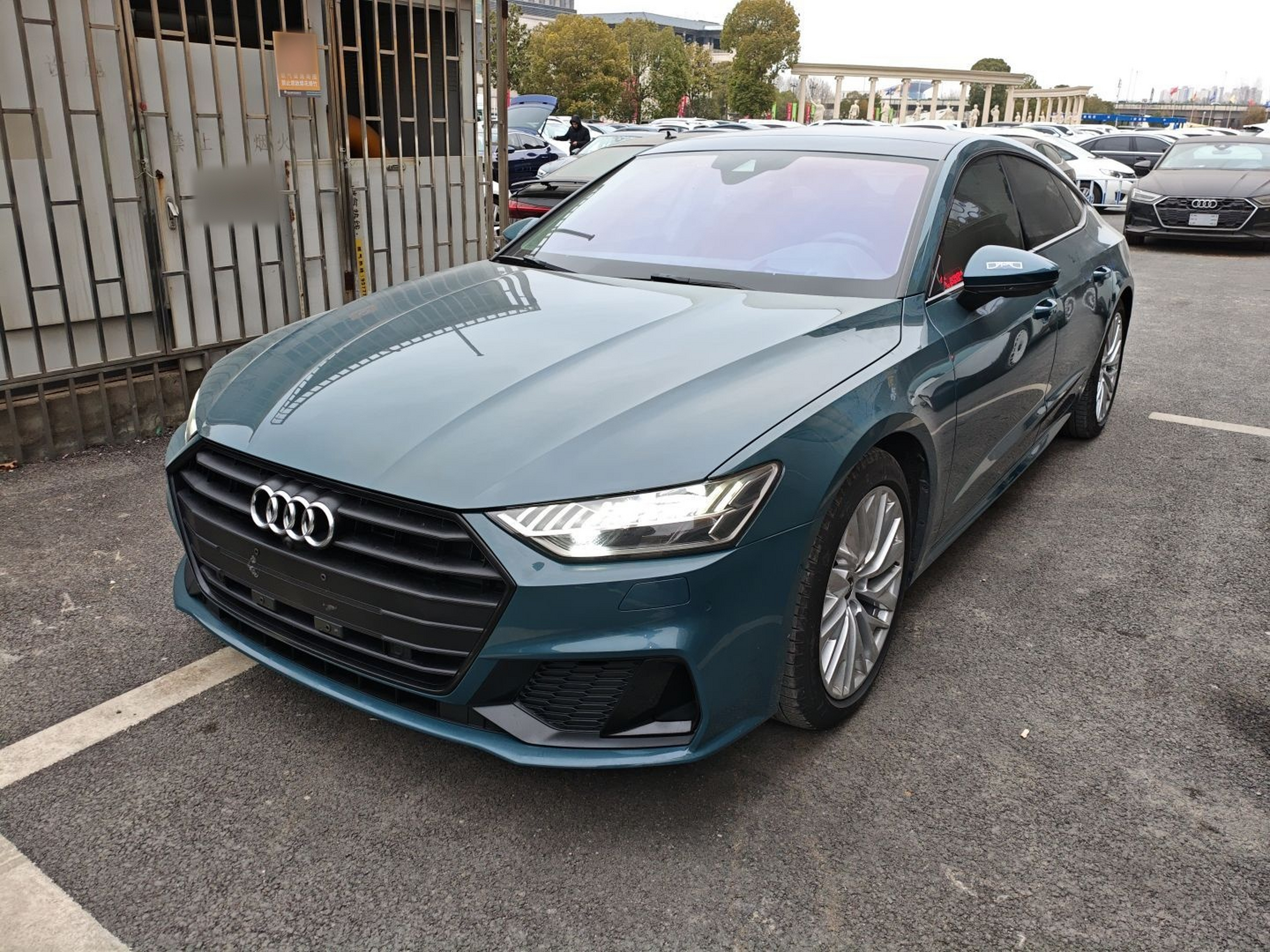 Под передней частью автомобиля