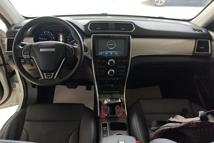 Used Haval H2 2018 Chuanxiang Edition Red Badge 1.5T Dual-Clutch Two-Wheel Drive Fashionable Model Center Console