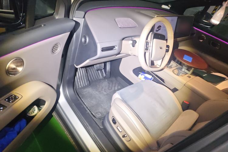 Used Li Auto i6 2025 Model Four-Wheel-Drive Standard Type
