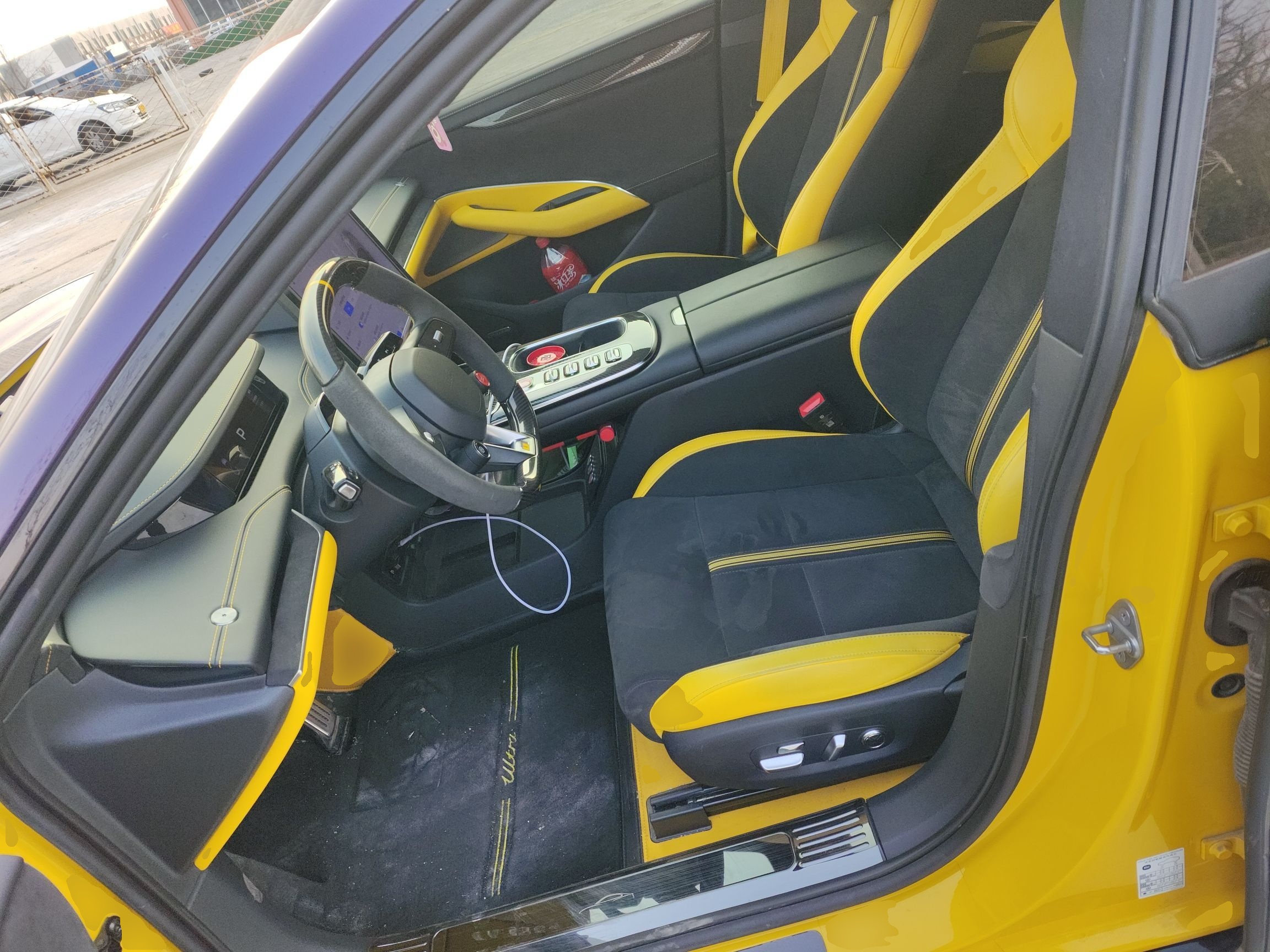 المقاعد الأمامية داخل السيارة