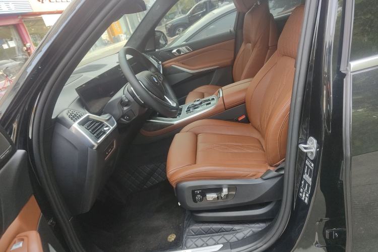 Used BMW X7 2023 xDrive40i Luxury Package with Premium Features
