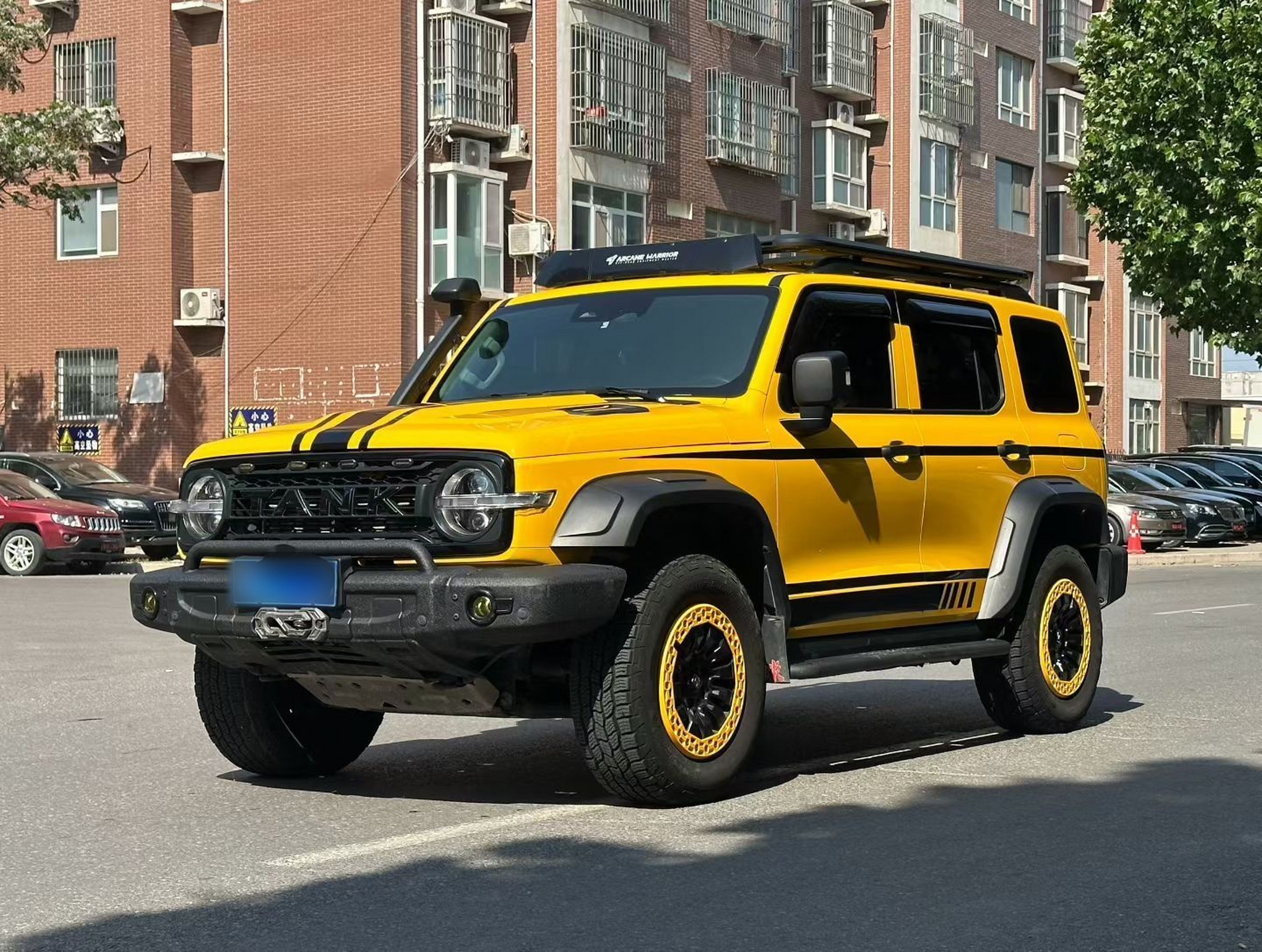 Под передней частью автомобиля