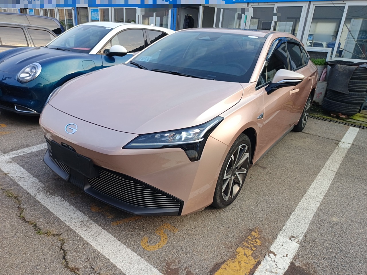 Под передней частью автомобиля