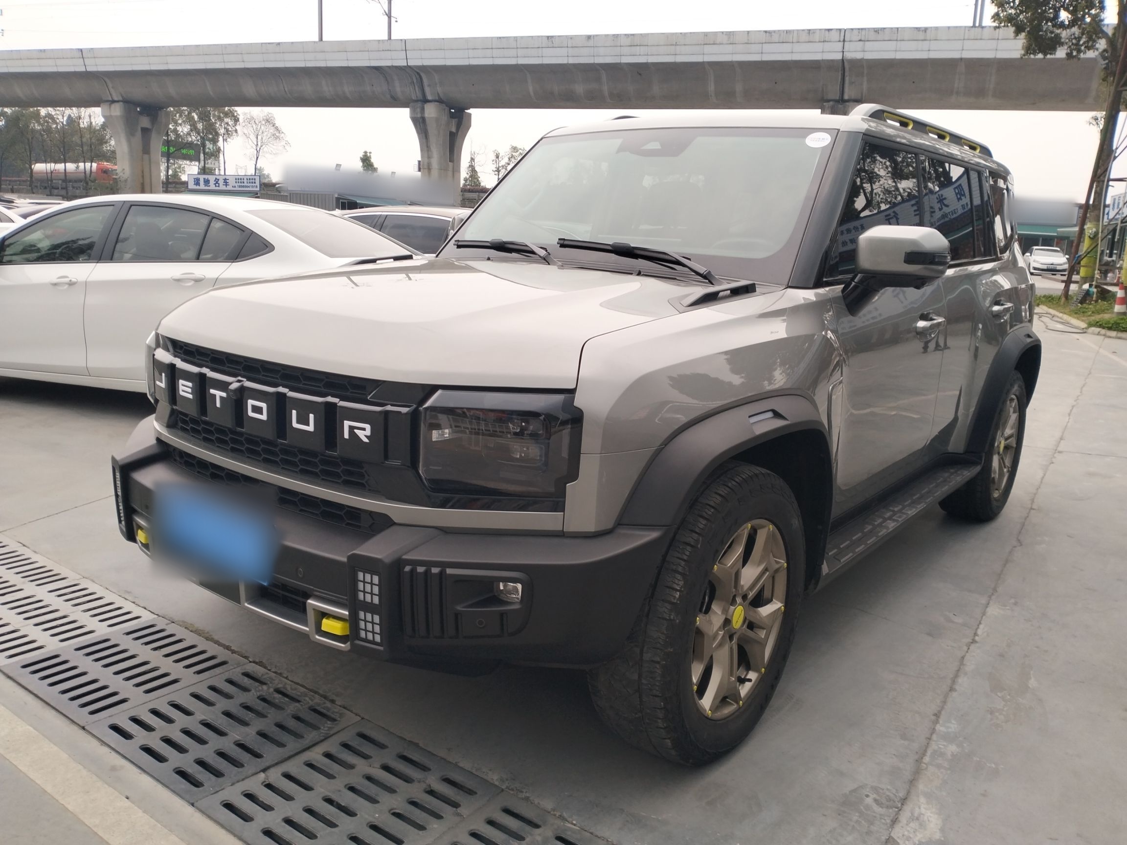 تحت مقدمة السيارة