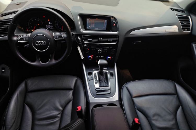 Used Audi Q5 2013 40 TFSI Technology Edition Center Console