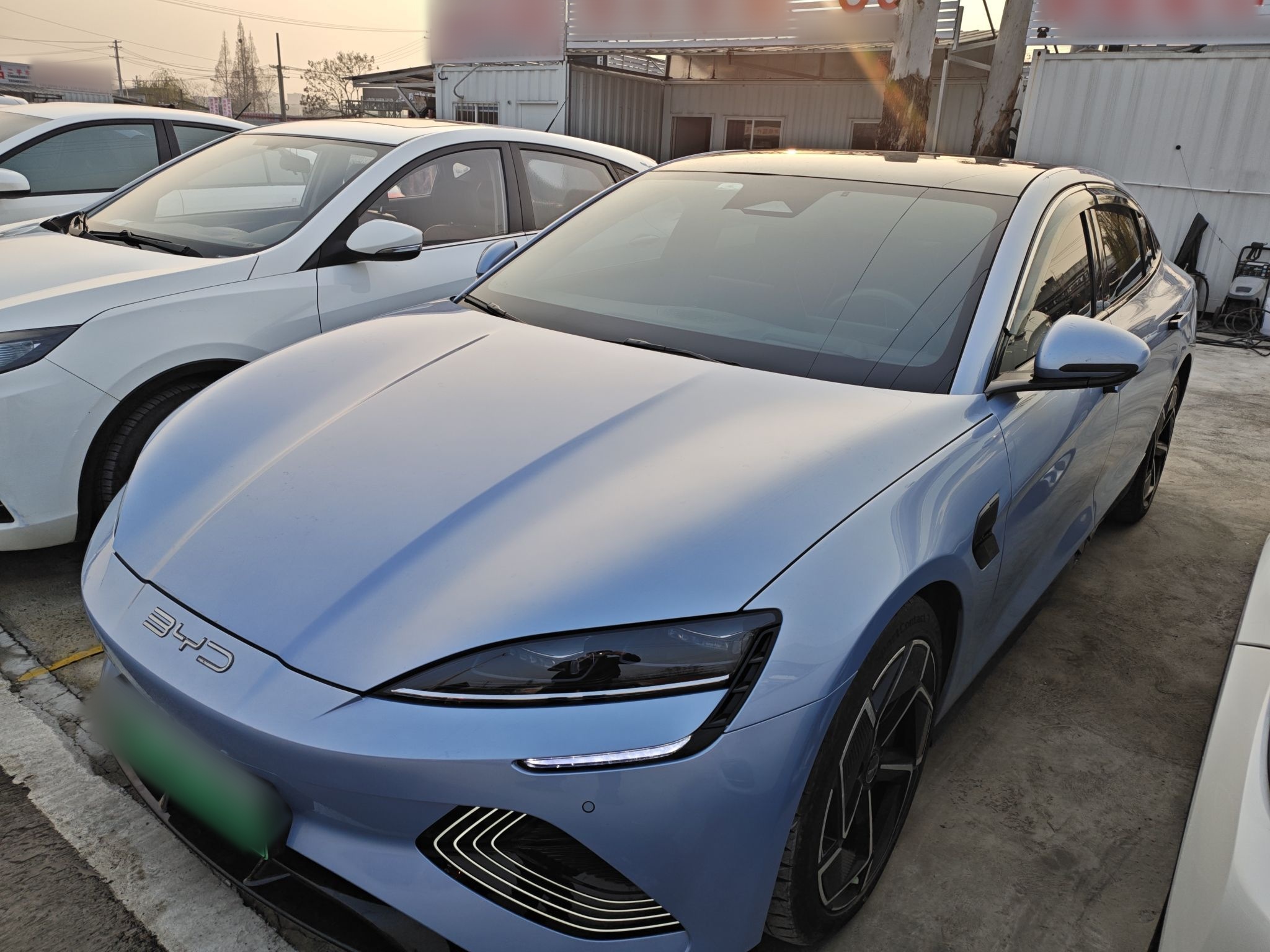 Под передней частью автомобиля