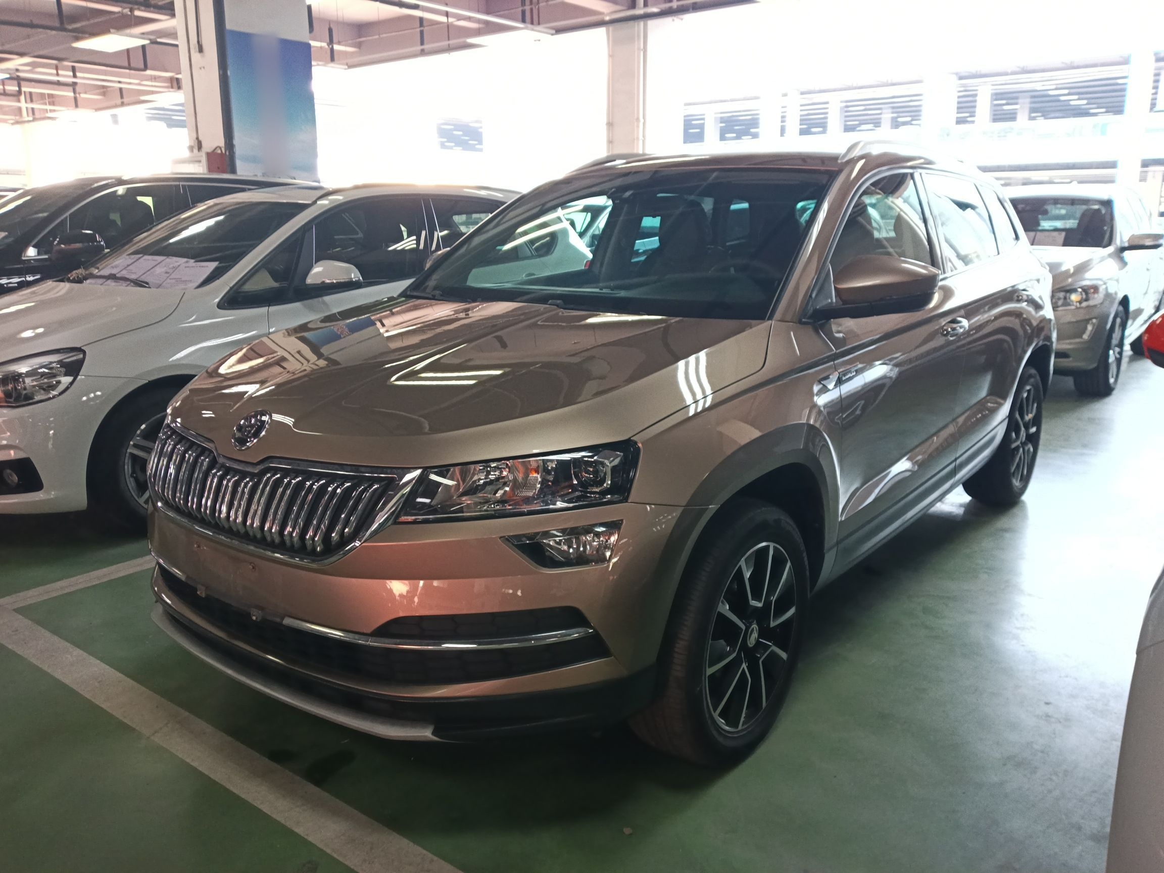 تحت مقدمة السيارة