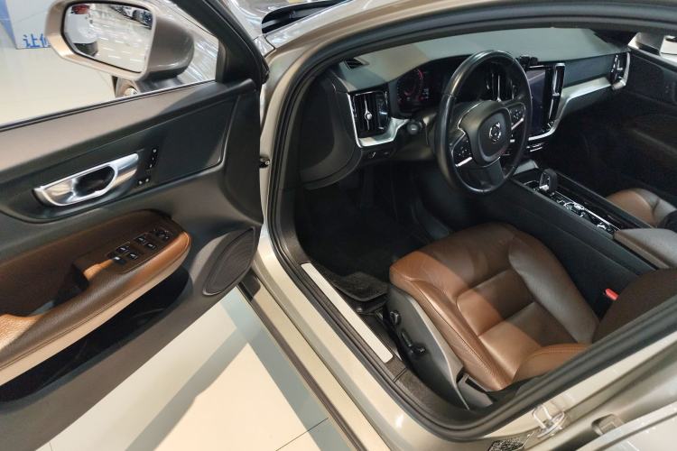 Used Volvo S60 2022 B4 Zhiyi Luxury Edition
