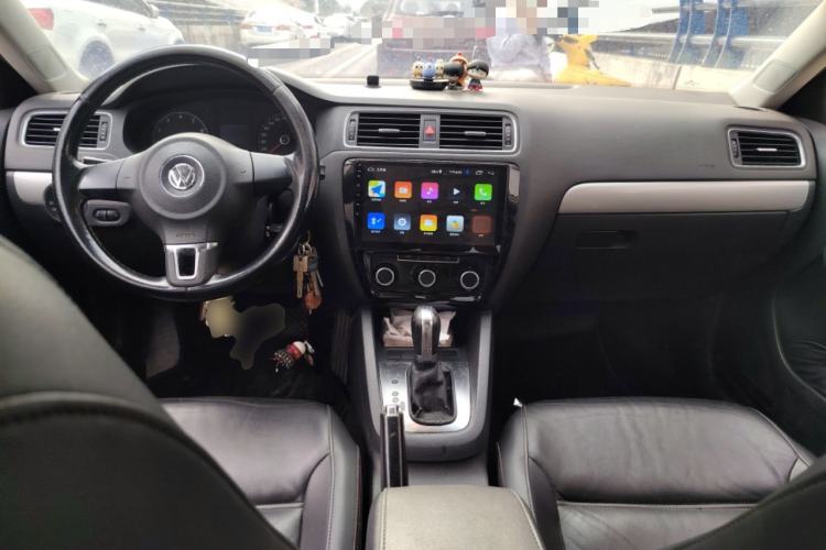 Used Volkswagen Sagitar 2012 1.6L Automatic Comfort Edition Center Console