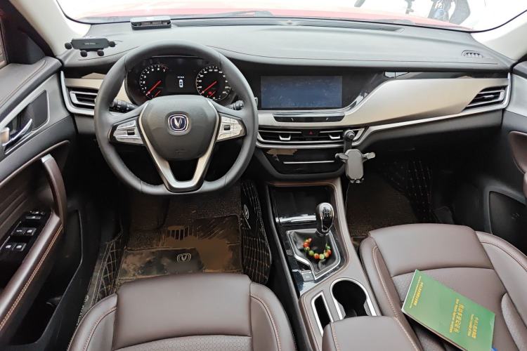Used CHANGAN CS35PLUS 2018 1.6L Manual Cool Edition China V Standard Center Console
