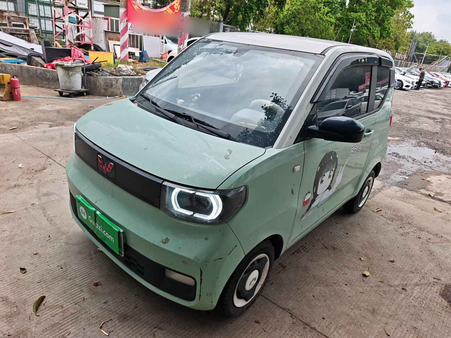 تحت مقدمة السيارة