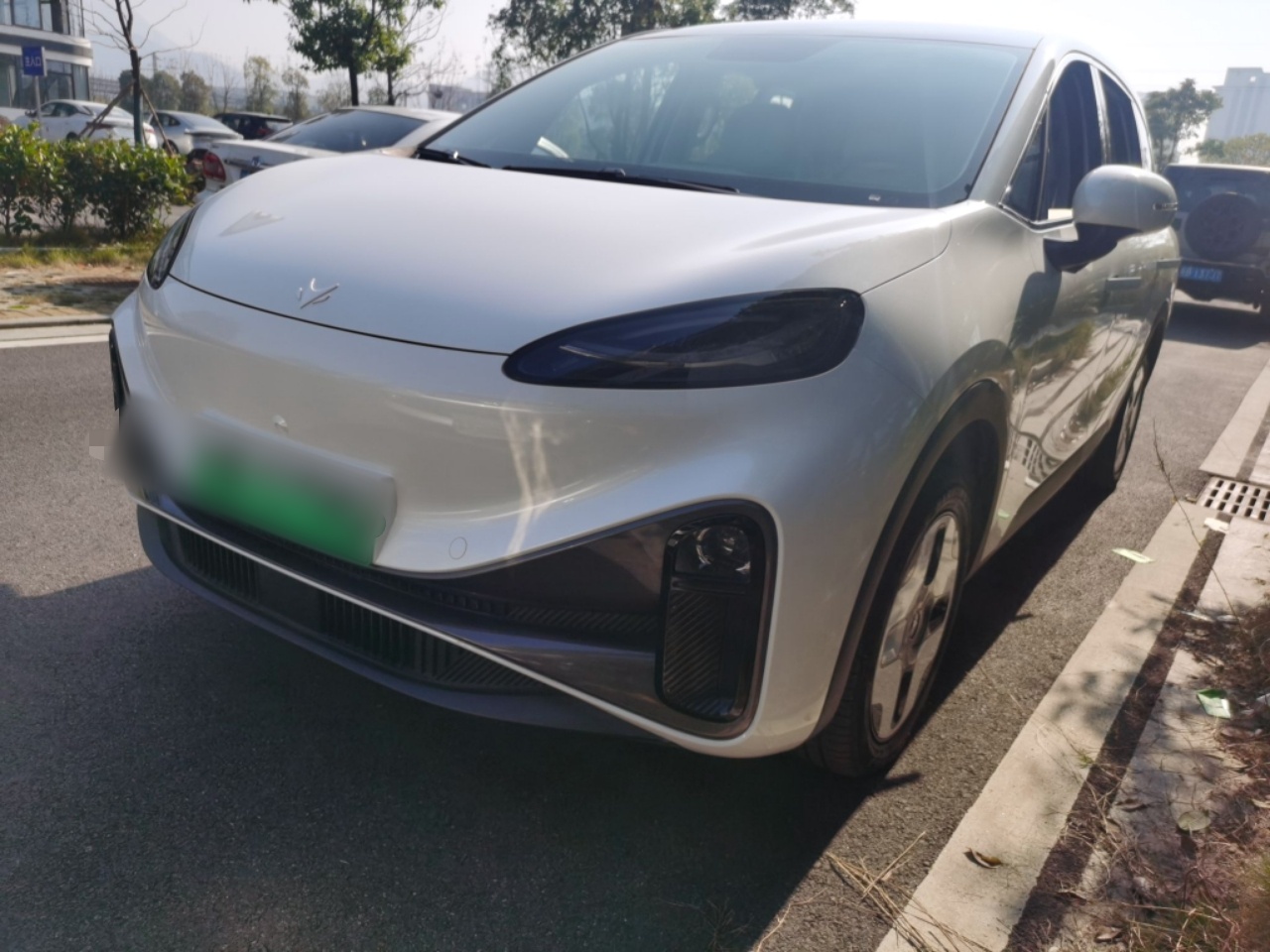 Под передней частью автомобиля