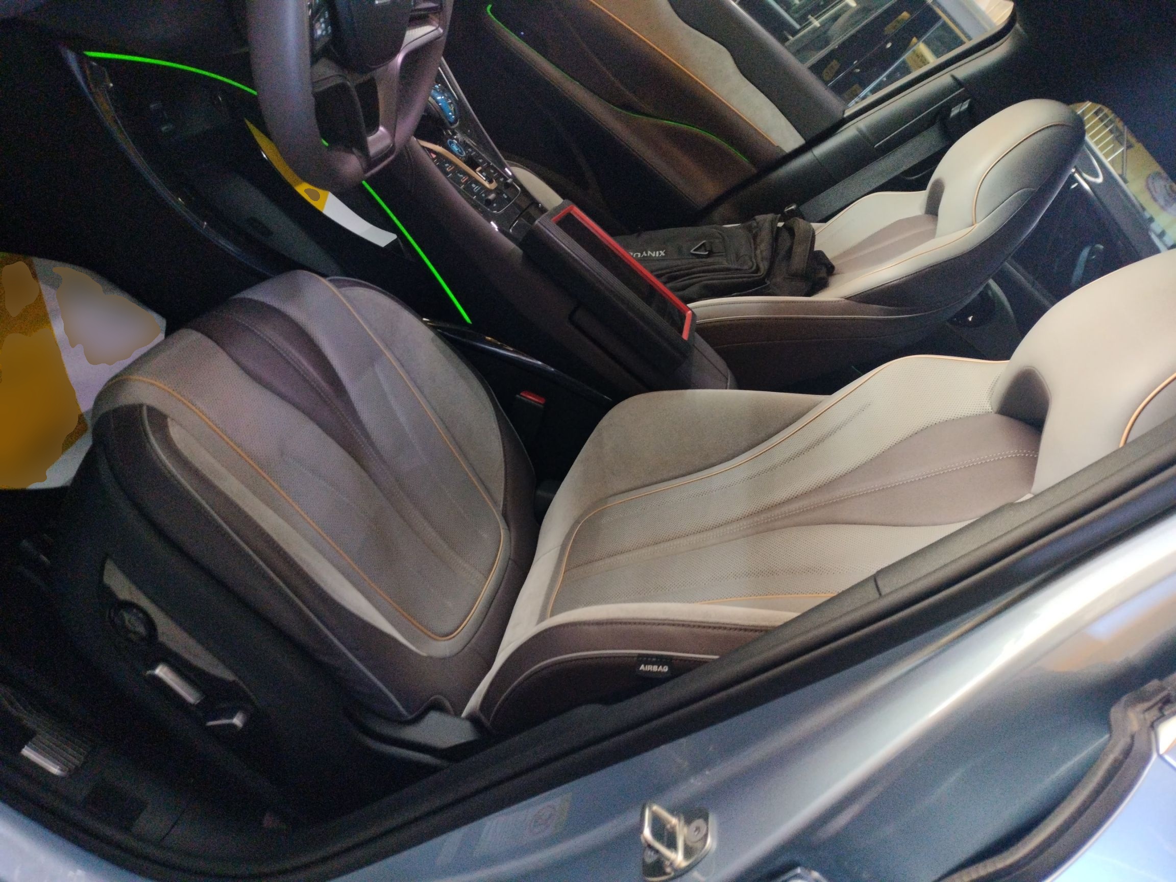 المقاعد الأمامية داخل السيارة