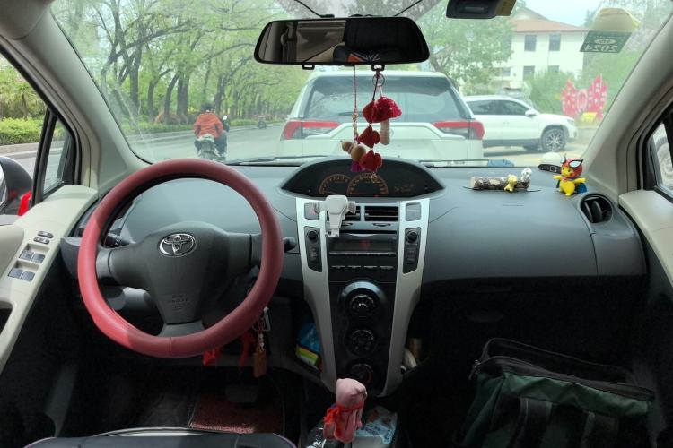 Used Toyota Yaris 2011 1.6E Automatic Charm Edition Center Console