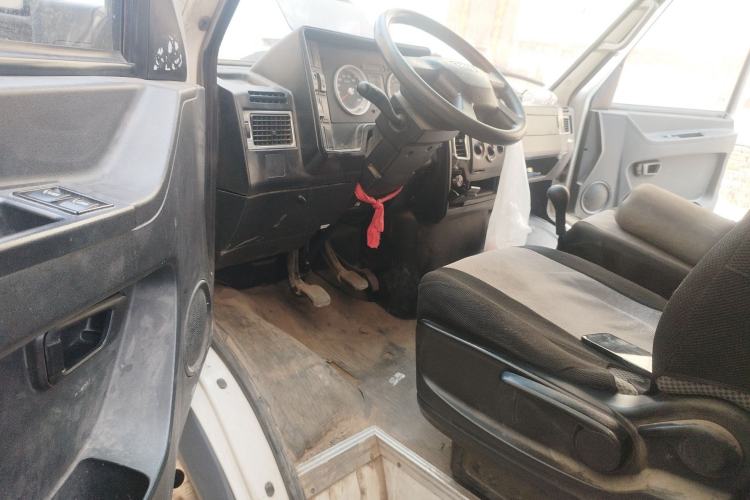 Used Iveco Daily 2021 2.8T V40 VAN厢式 Cargo Van 3-Seater Long Wheelbase Mid-Roof Design Dual Tires Manual Door
