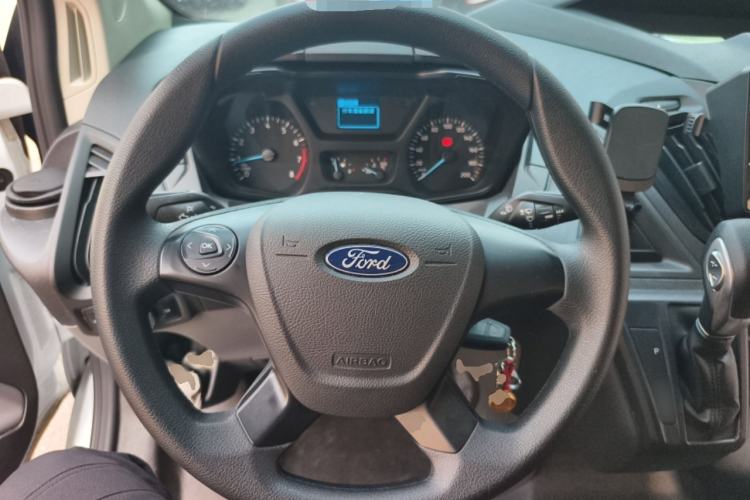 Used Ford Transit 2022 2.0T Gasoline Multi-Purpose Commercial Vehicle Mid-Drive Low-Roof Design with Dual Rear Doors Meeting China VI Emission Standards
