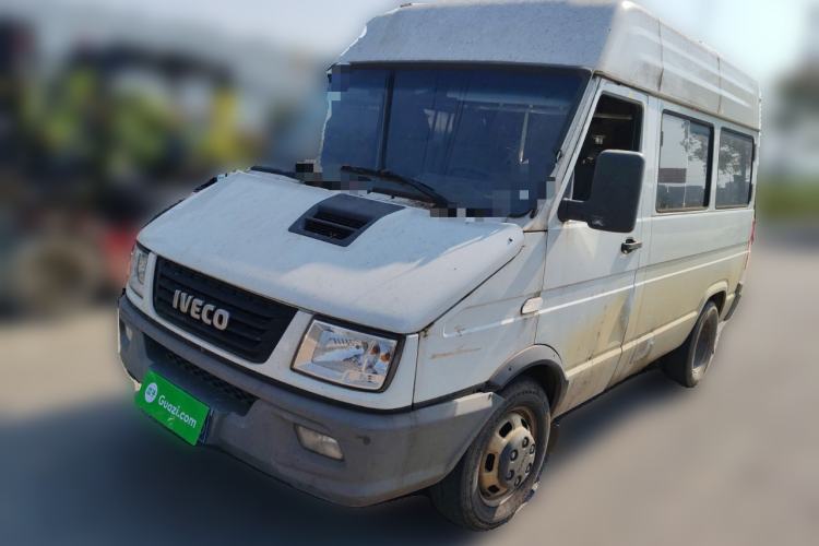 Used Iveco Daily 2021 2.5T A35 M1 Passenger Van 5-9 Seater Short Wheelbase Mid-Roof Design Dual Tires Side Sliding Door