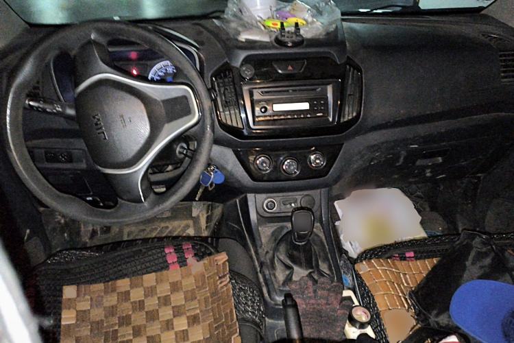 Used Isuzu JLM 2018 2.8T Classic Edition Two-Wheel Drive Luxury Version JE493ZLQ5F Center Console