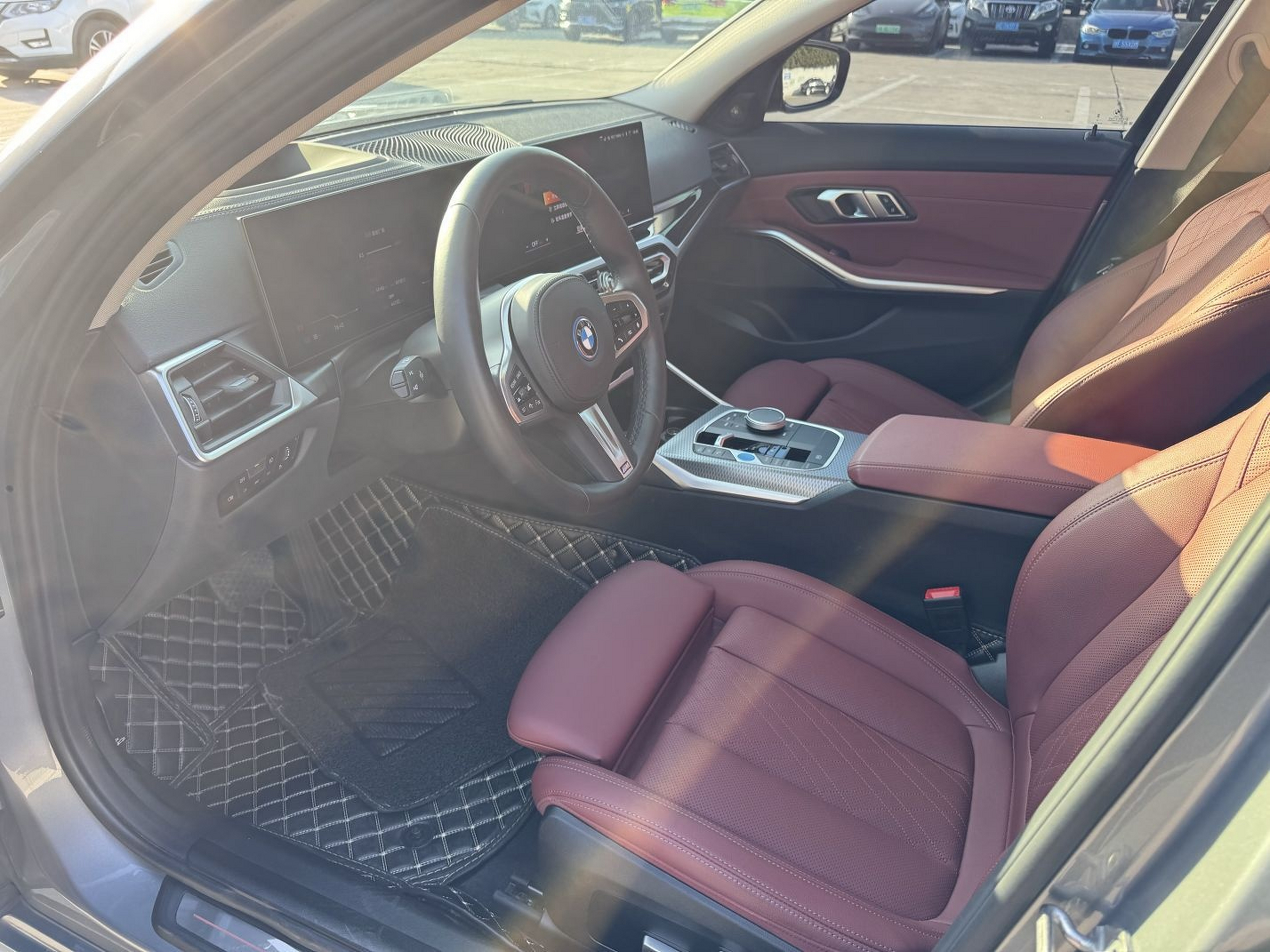 المقاعد الأمامية داخل السيارة