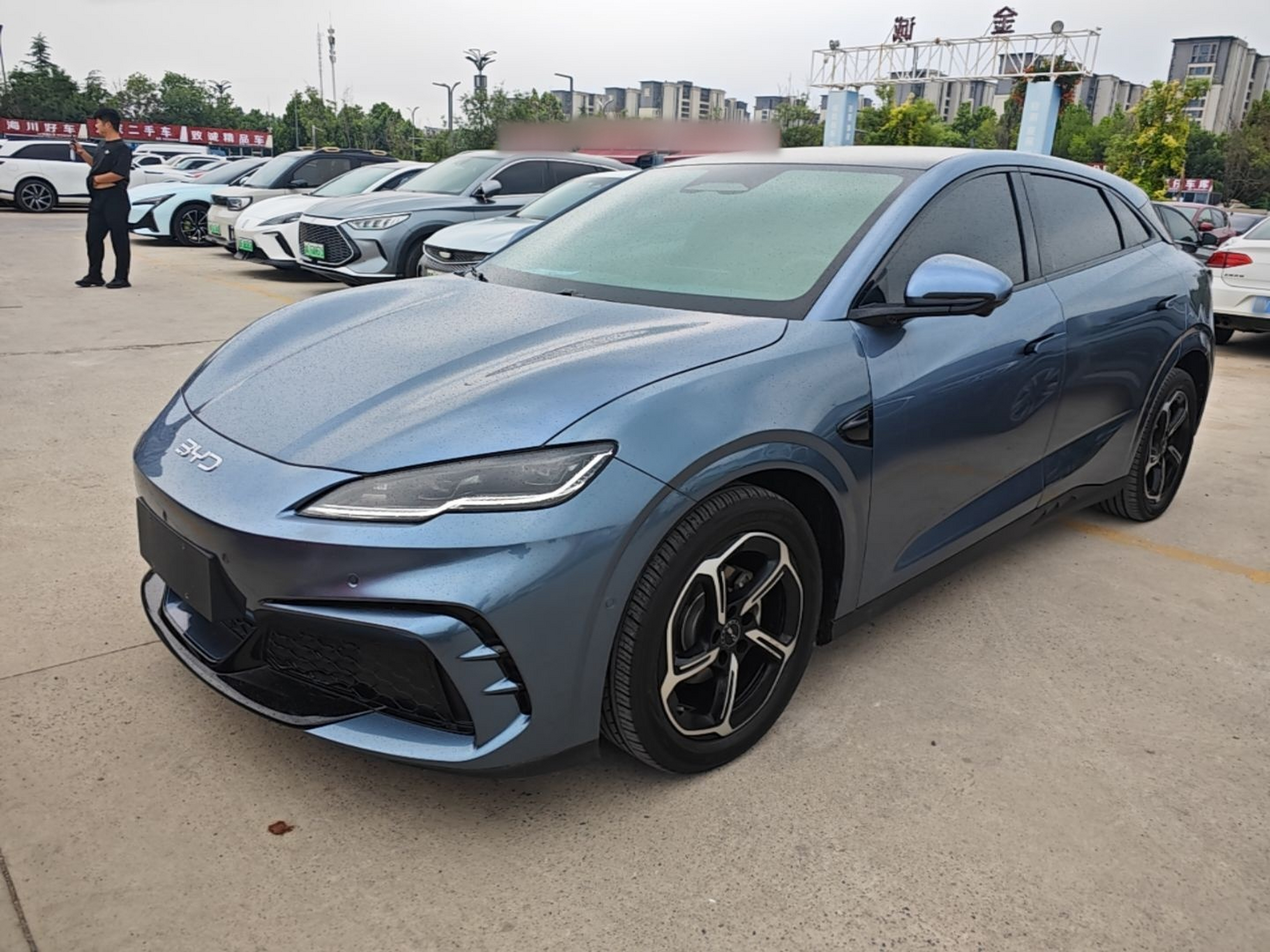 Под передней частью автомобиля
