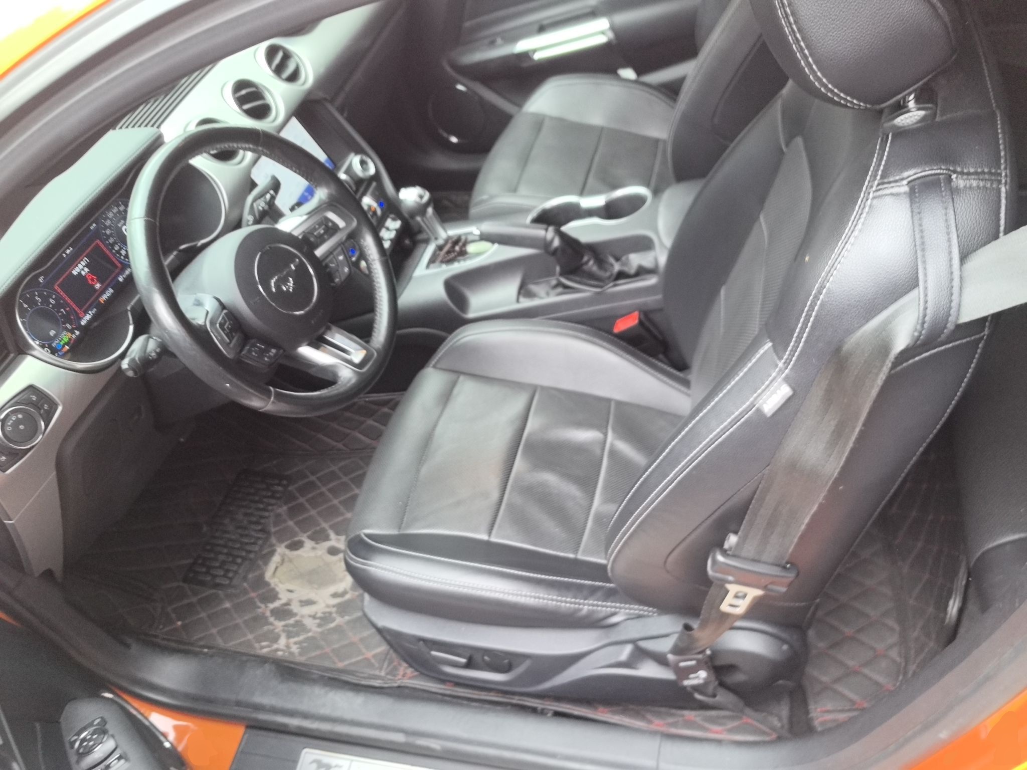 Переднее сиденье в автомобиле