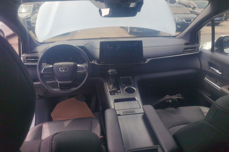 Used Toyota SIENNA 2023 2.5L Hybrid Deluxe Edition