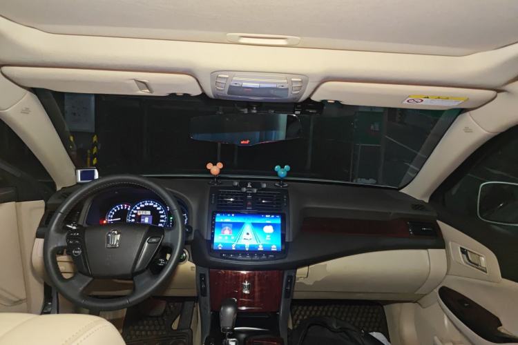 Used Toyota Crown 2011 2.5L Royal Special Edition with Leather and Sunroof Center Console